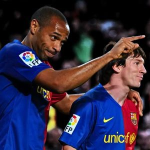 Thierry Henry and Lionel Messi celebrating a goal together wearing Barcelona home jersey (trikot)