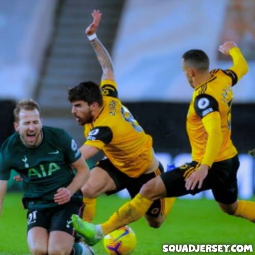 Tottenham vs Wolves players battling for possession during the 1-1 draw